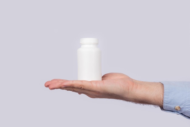 Weißer Kunststoffbehälter für Pillen auf Palme auf weißem Hintergrund Platz kopieren Template Mockup