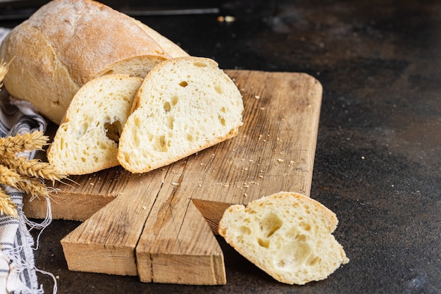 Weißer Laib Brot frische Backwaren Gebäck Weizenteig Backen Snack