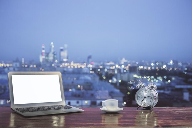 Weißer Laptop-Computer und Kaffee