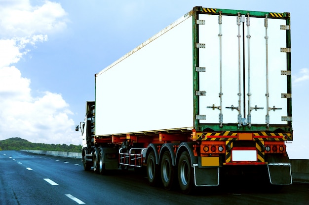 Weißer LKW auf Autobahnstraße mit Container, Transportkonzept., Import, Exportlogistikindustrietransport Landtransport auf der Asphalt-Schnellstraße gegen blauen Himmel