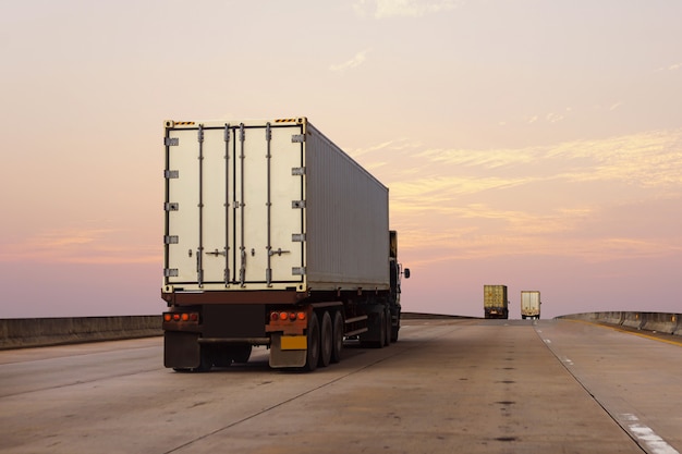 Weißer LKW auf Autobahnstraße mit Container