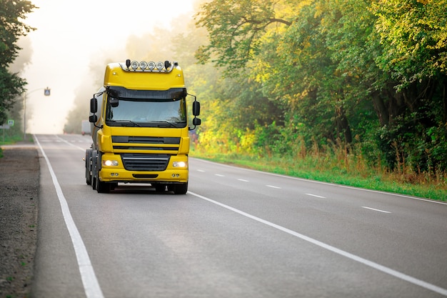 Weißer LKW auf der Straße in einer ländlichen Landschaft bei Sonnenuntergang ankommen