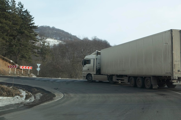 Weißer LKW auf der Straße