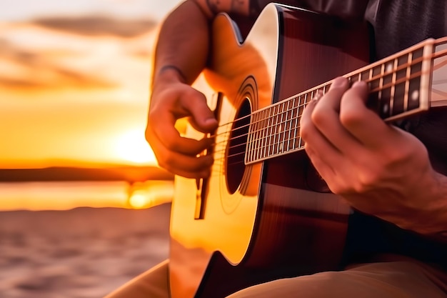 Weißer Mann spielt Akustikgitarre am Sandstrand bei Sonnenuntergang Musikkonzept