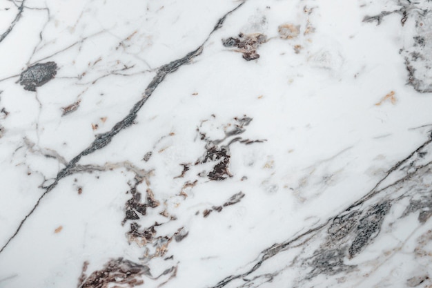Weißer Marmor Stein Textur Draufsicht abstraktes Muster mit grauen und braunen Streifen für Hintergrund- oder Designkunst