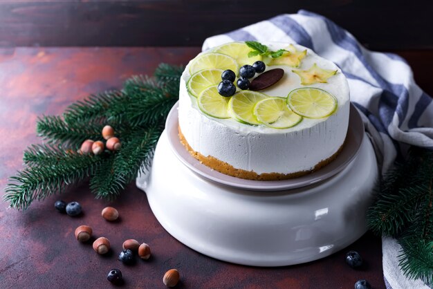 Weißer Moussekuchen des neuen Jahres