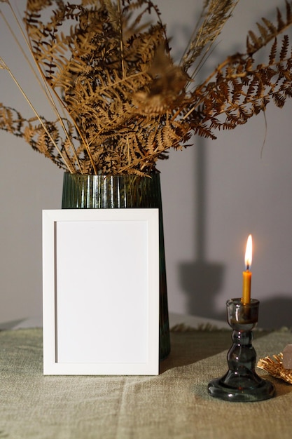 Weißer Rahmen-Mockup auf Tisch mit Vase