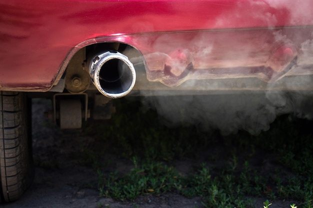 Foto weißer rauch aus dem auspuff des autos abgase der städtischen umweltverschmutzung