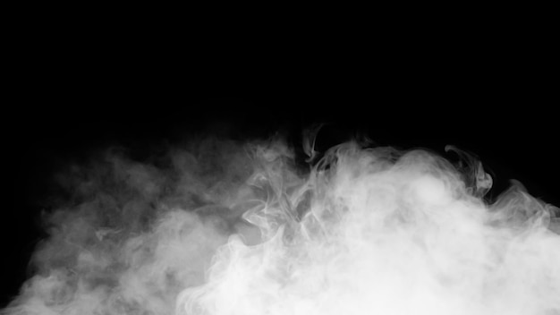 Weißer Rauch oder Nebel isoliert auf schwarzem Hintergrund.