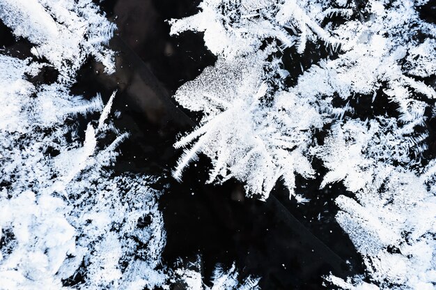 Weißer Raureif auf der Eisoberfläche des Sees. Makrobild. Schöner Winternaturhintergrund