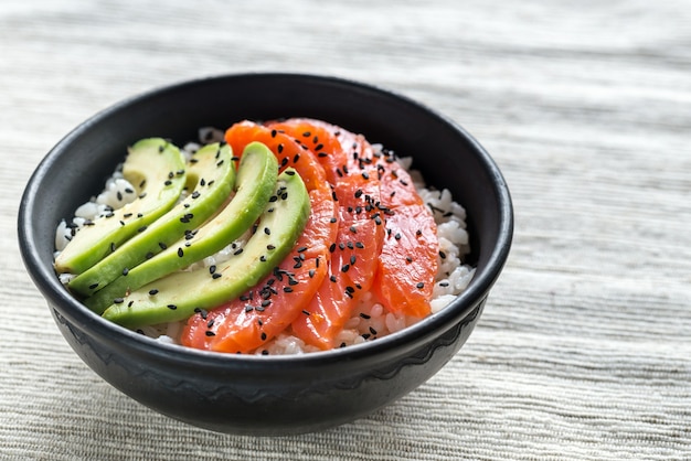 Weißer Reis mit Lachs und Avocado