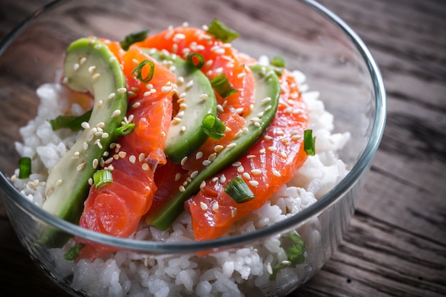 Weißer Reis mit Lachs und Avocado