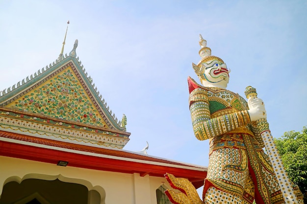 Weißer Riese Sahatsadecha Wächterdämon im Tempel der Morgenröte in Bangkok Thailand