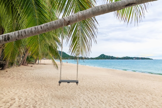 Weißer sand am lamai beach, koh samui, thailand. nachdem covid keine touristen hatte, machte das meer eine vollständige ökologische erholung, naturbalance