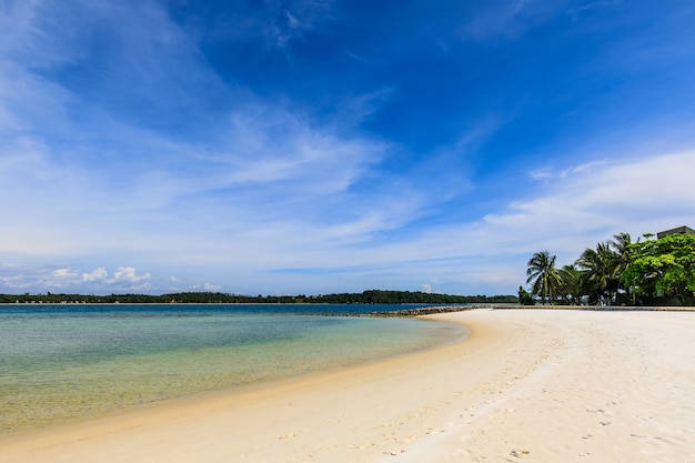 Weißer Sand und blauer Himmel im tropischen Strand in Koh Mak-Insel, Trat-Provinz, Thailand