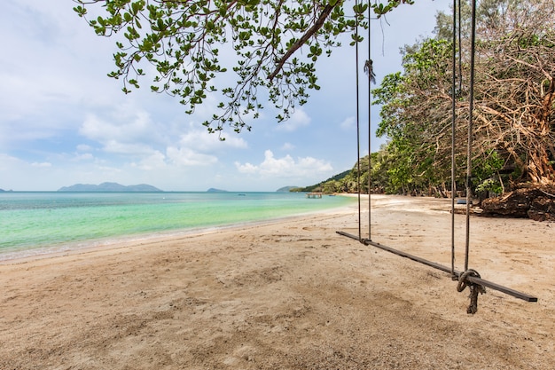 Weißer Sand und blauer Himmel im tropischen Strand in Koh Wai-Insel, Thailand