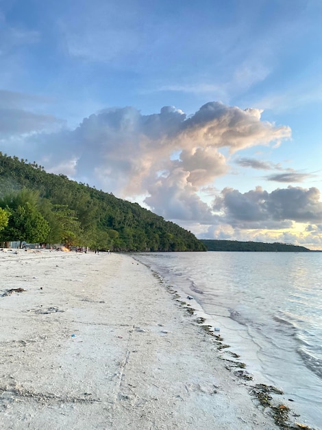 Weißer Sand von Bonebula Beach mit kontrastierender Küstenlinie und Meer