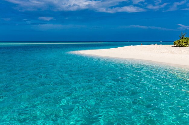 Weißer Sandstrand auf den Malediven mit atemberaubender blauer Lagune und blauem Himmel