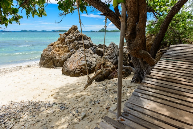 Foto weißer sandstrand mit blauem meer auf kohkham.