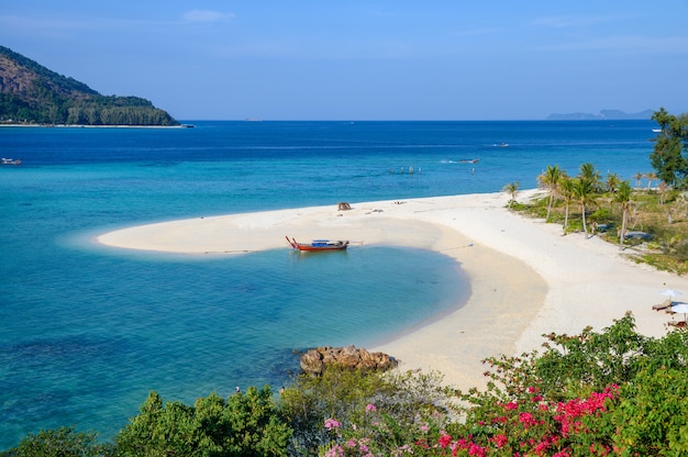 Weißer Sandstrand oder Karma setzen im tropischen Meer in Lipe-Insel auf den Strand