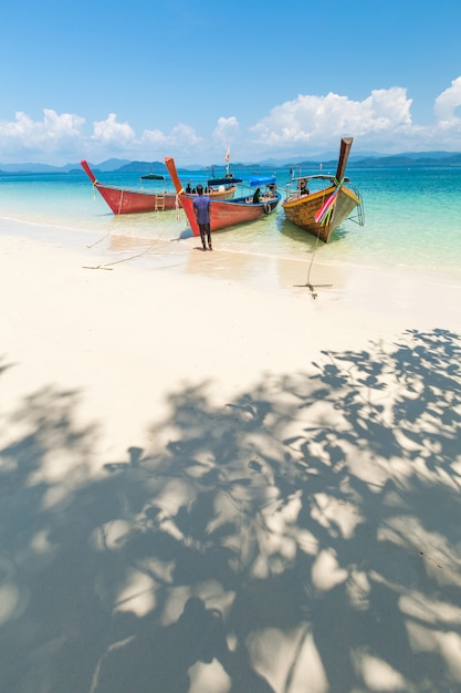 Weißer Sandstrand und Langheckboot auf der Insel Khang Khao (Bat Island)