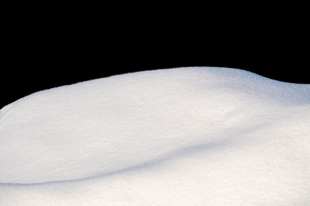 weißer Schnee bei Tageslicht, Hintergrund, auf schwarzem Hintergrund isolieren