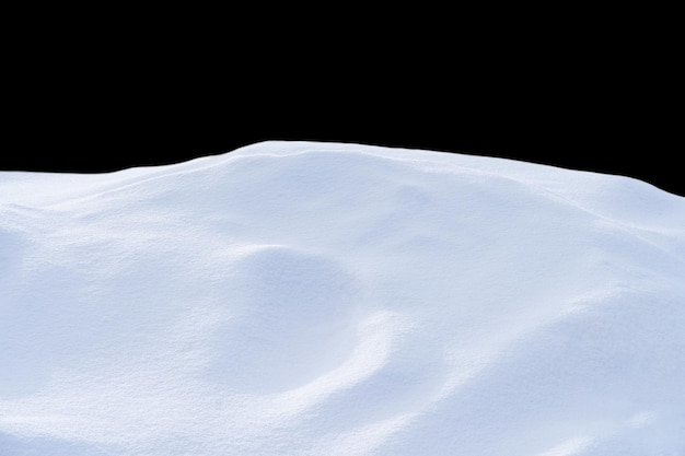 weißer Schnee im Tageslichthintergrund auf schwarzem Hintergrund isolieren