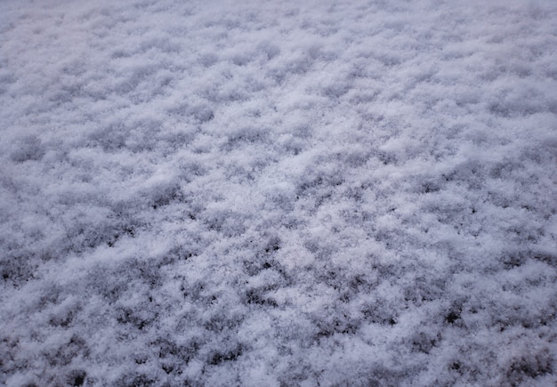 Weißer Schneehaufen am Autofenster