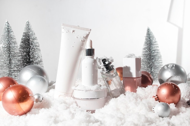 Foto weißer schneehintergrund mit lebensstil, kosmetisches make-up-flaschenlotionscremeproduktmodell mit schönheitsmode-hautpflege für frohes weihnachtsfestgeschenk
