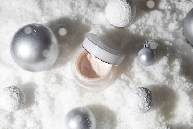 Weißer Schneehintergrund mit Lebensstil, kosmetisches Make-up-Flaschenlotionscremeproduktmodell mit Schönheitsmode-Hautpflege für frohes Weihnachtsfestgeschenk