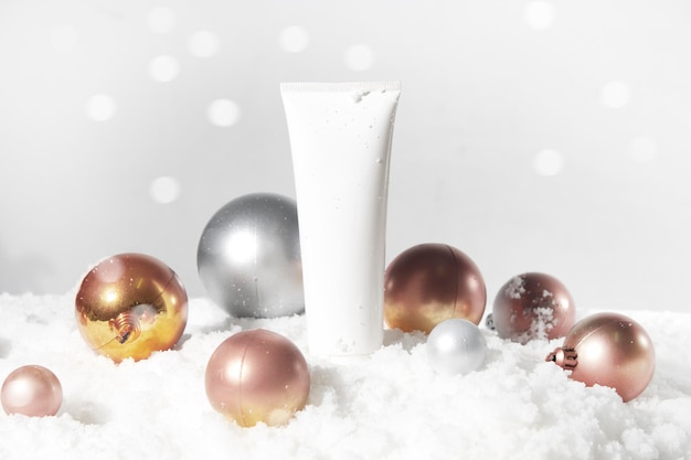 Weißer Schneehintergrund mit Lebensstil, kosmetisches Make-up-Flaschenlotionscremeproduktmodell mit Schönheitsmode-Hautpflege für frohes Weihnachtsfestgeschenk