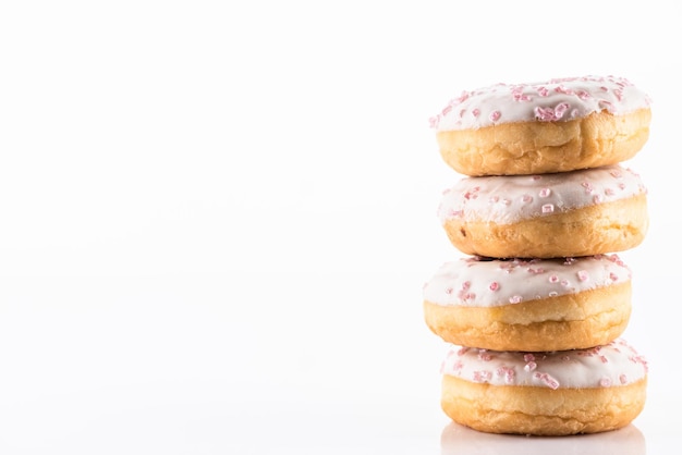 Weißer Schokoladenkrapfen oder Krapfen auf weißem reflektierendem Hintergrund mit Kopienraum