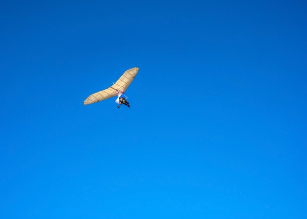 Weißer Sporthängegleiter in einem blauen Himmel