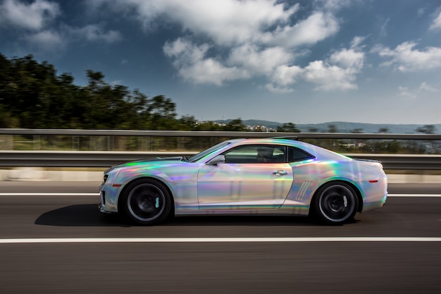 Weißer Sportwagen mit blauem Autotuning auf der Straße