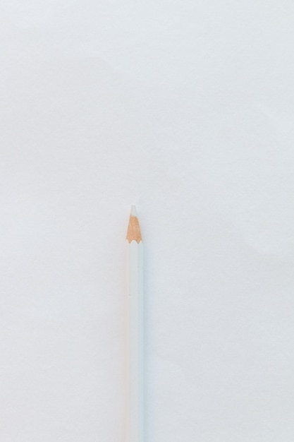 weißer Stift isoliert auf einem minimalistischen und monochromen Papierkonzept