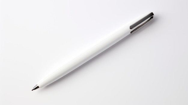 Weißer Stift mit Metallklammer auf flacher weißer Oberfläche Miki Asai-Stil