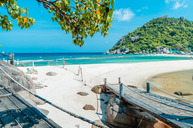 Weißer Strand auf einer tropischen Insel