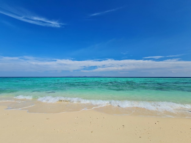 Weißer Strand mit blauem Meer und blauem Himmel in Thailand