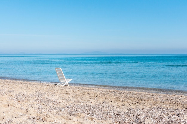 Weißer Stuhl am Strand