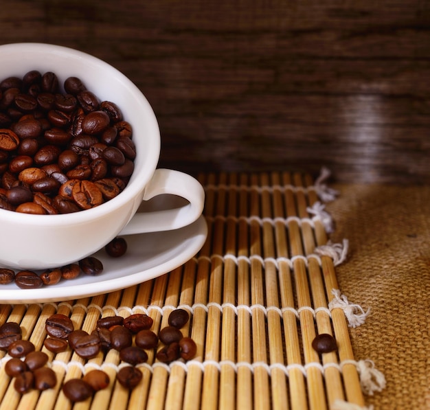 Weißer Tasse Kaffee mit Kaffeebohnen