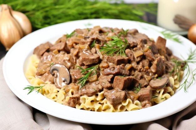 Foto weißer teller mit beef stroganoff und einer garnierten weißen serviette