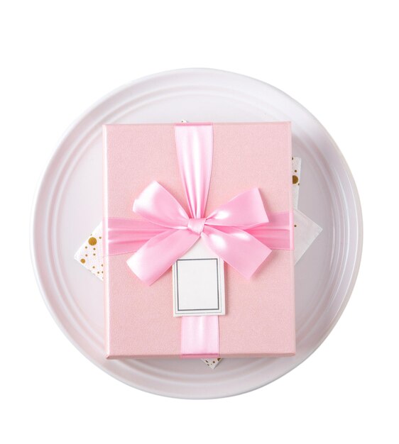 Weißer Teller mit Geschenk isoliert auf weißem Hintergrund zum Valentinstag spezielles Feiertags-Dating-Essen-Konzept.