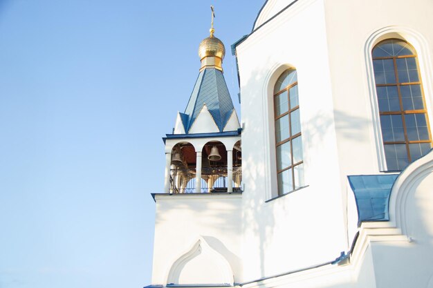 Weißer Tempel, auf dessen Turm man den Glockenturm sehen kann