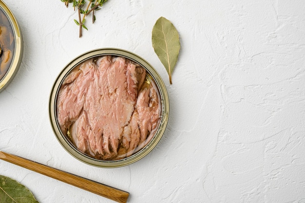 Weißer Thunfisch in Dosen auf weißem Steintisch Hintergrund Draufsicht flach lag mit Kopierraum für Text