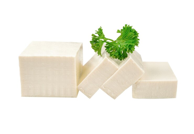 Weißer Tofu auf lokalisiertem weißem Hintergrund.