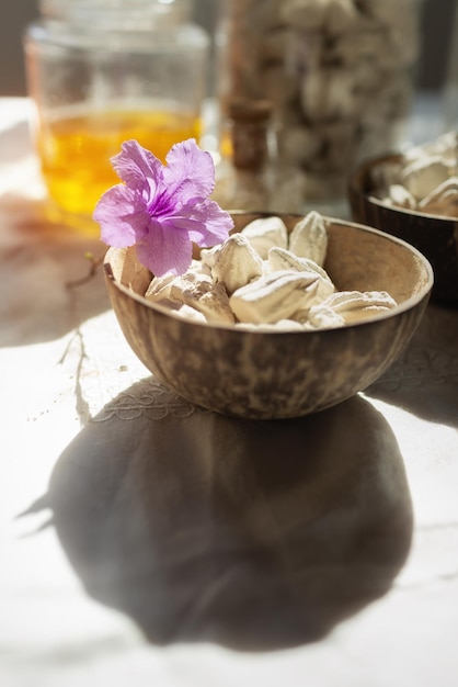 Weißer Tonfüller oder weich zubereitete Kreide oder Ton, reich an Kokosnussschalen. Altes traditionelles Spa in Thailand