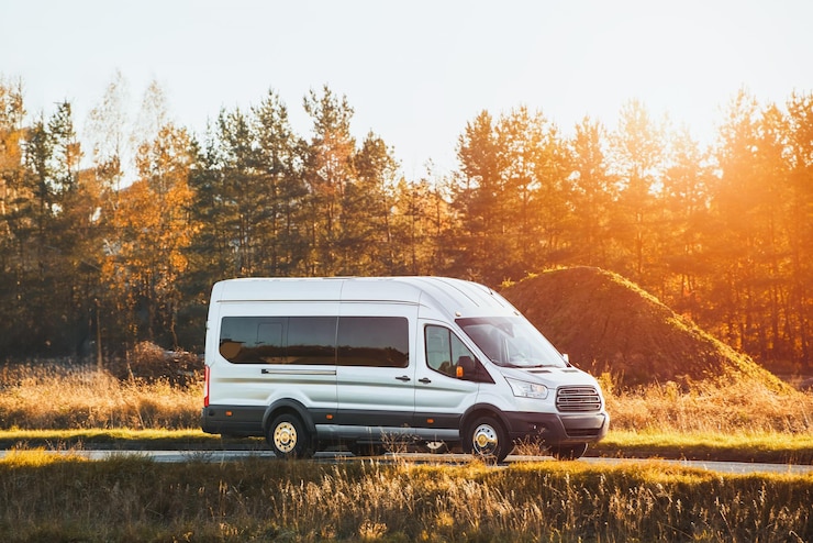 Foto weißer transportwagen fährt im freien