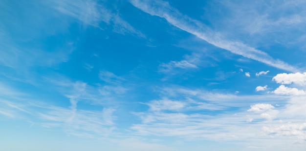 Weißer und blauer Himmel