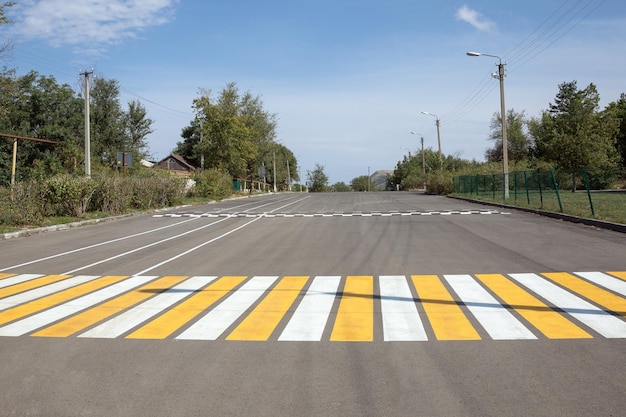 Weißer und gelber Fußgängerüberweg im ländlichen Gebiet in Russland