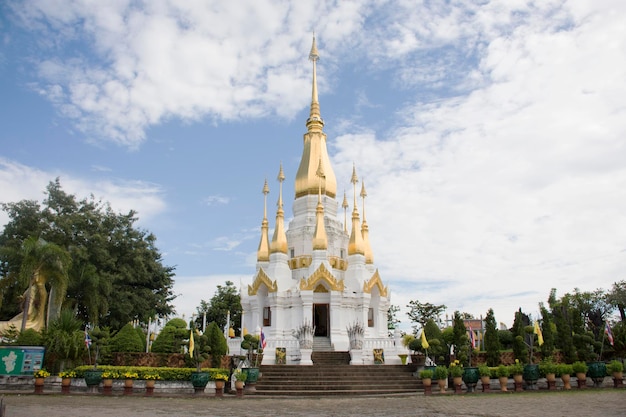 Weißer und goldener Chedi des Wat Tham Khuha Sawan Tempels Amphoe Khong Chiam Ubon Ratchathani Thailand für Menschen, die die betende Buddha-Statue besuchen und respektieren